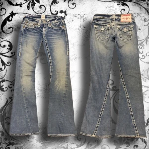 True Religion blå bootcut jeans - Snygga low rise blå jeans från True Religion. Joey Super T. Midja: 74cm, innerben: 79cm, ytterben: 98-99cm