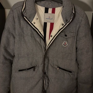 Moncler jacka  - Säljer min otroligt feta och unika moncler jacka, den är varm och skön perfekt nu till vintern ❄️✅ köpt på vintage & friends i Göteborg vilket garanterar att den är äkta (kvitto finns) inga defekter, skick 9/10 😍strorlek 3 alltså M men passar mer som en S, priset är otroligt bra för en otroligt snygg jacka, hör av dig vid minsta fundering ✅🤝