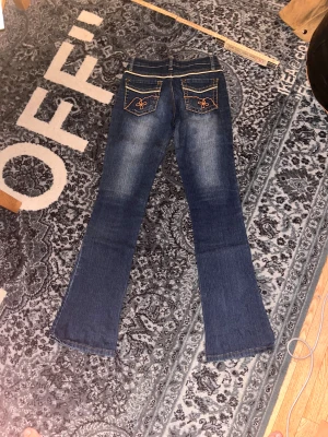 Bootcut Jens  - Otroliga snygga jeans med detaljer på bakfickan! Dm vid frågor