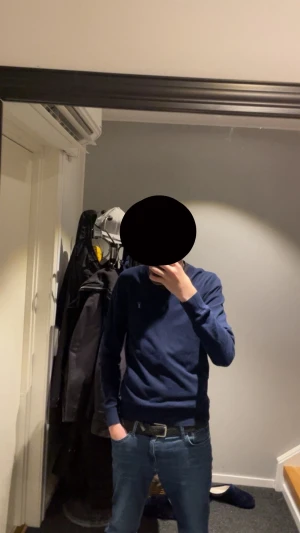 Mörkblå stickad tröja från NeXT. - Snygg mörkblå stickad tröja från Gant med diskret logga på bröstet. Tröjan har rund hals och långa ärmar med ribbade muddar. Perfekt att matcha med jeans för en clean och stilren look.