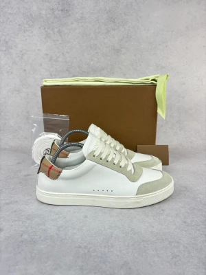 Burberry vita sneakers med beige detaljer - Condition: 9,5/10, used three times  – What is included: Box, dustbag & extra laces  – Retail price: 6800 SEK