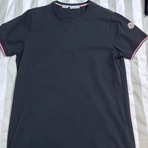 Moncler slim fit t-shirt med logga - Köpte dom i somras använde dom då annars är dom i väldigt bra skick, 599kr styck den svarta är tvär såld !