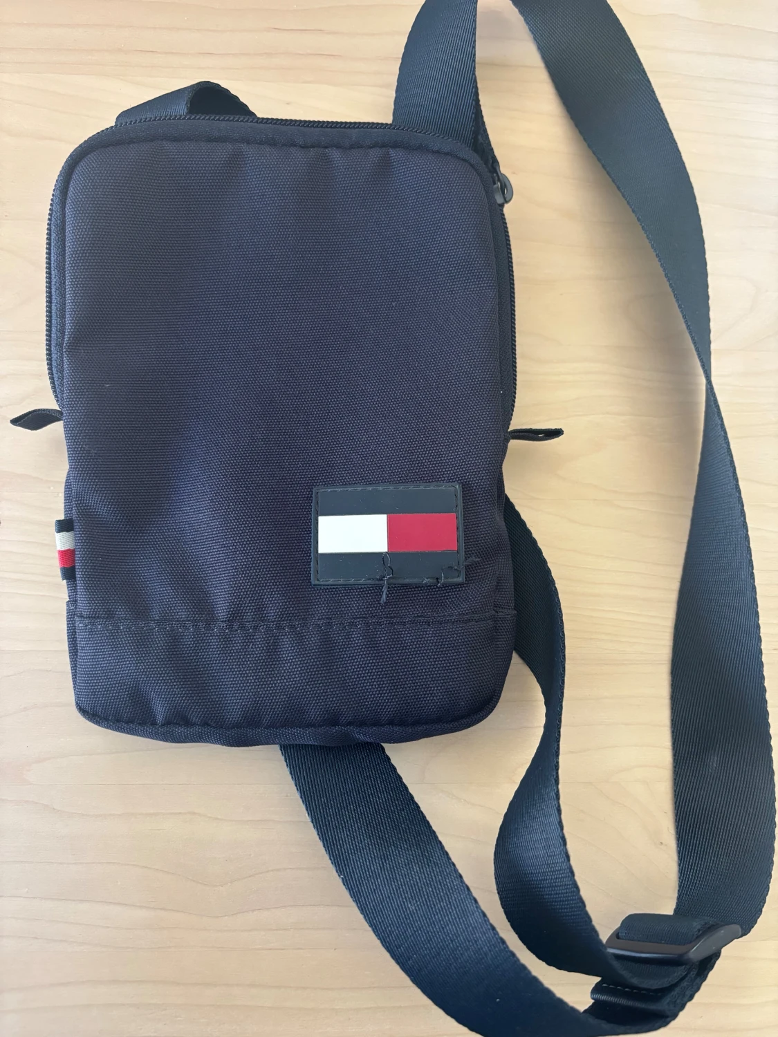 Mörkblå axelväska Tommy Hilfiger