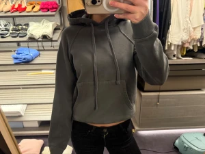 Mörkgrå Zara hoodie med huva - Snygg mörkgrå hoodie med huva och snörning. Passar perfekt till jeans och mjukis. Tröjan är faktisk aldrig använd och därför i extremt bra skick!💗