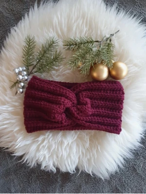 Virkat pannband  - Virkat pannband Virkat av mig i ett mjukt akrylgarn.. Passar de ca 12 år. Onesize. Töjbart