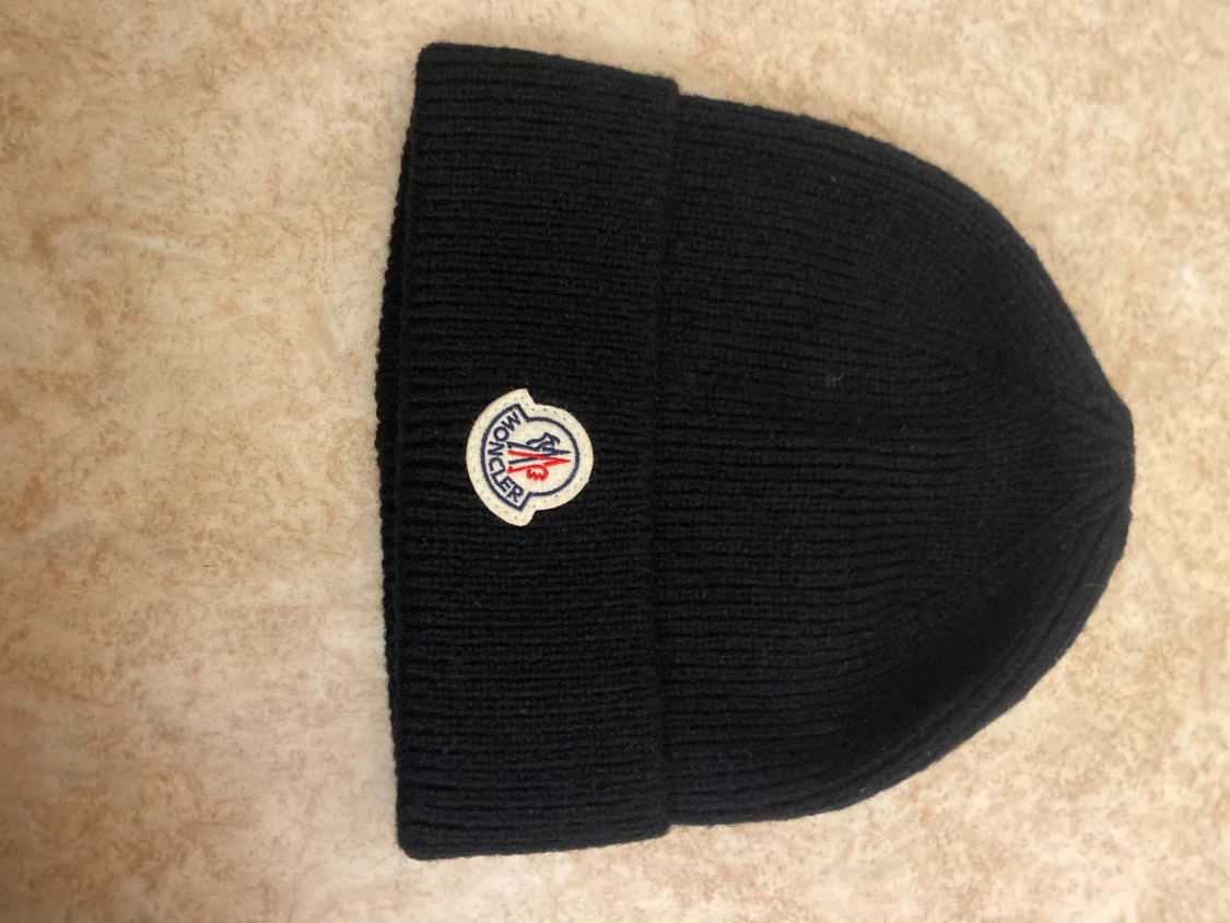 Svart Moncler mössa i ull