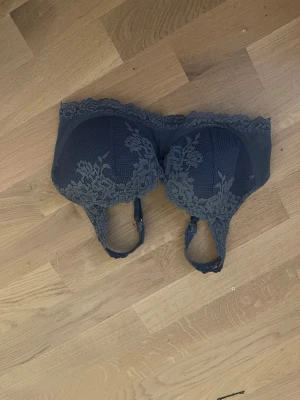 intimissimi Bh - Säljer min intimissimi Bh, nästan aldrig använd då ja köpt fel storlek❤️ den är i nästan helt nytt skick❤️