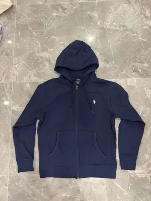 🎨 Färg: navy/mörkblå 📏 Storlek: S ♻️ Skick: Mycket fint skick 🧵 Material: Mjuk bomullsblend med broderad Polo-logo 📦 Skickas samma dag vid köp