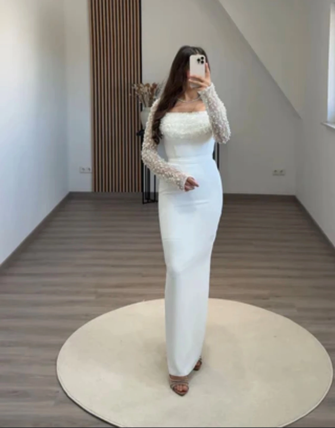 Vit långklänning med pärldetaljer