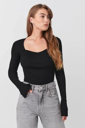 Svart ribbad långärmad topp från Gina - Säljer denna snygga topp från Gina 💕 jätte bra skick utan defekter💕
