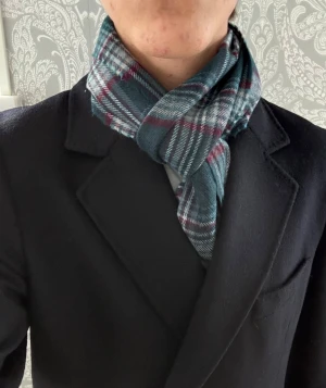 Burberry Scarf (ÄKTA) - Snygg halsduk från Burberry med klassiskt rutigt mönster. Halsduken är väldigt elegant med fransar i ändarna och har en mjuk känsla som passar perfekt till en rock eller jacka. Ger en varm och stilren look. Perfekt för en sotifistikerad stil!   ✅ Skick: 9/10 🧵Material: Fin ull 🎨 Färg: flerfärgad, primärt grön och röd (men även grå,vit) ✨Väldigt skön, tidlös och snygg scarf med fint och välbehandlat material   ‼️Skickas samma dag eller dagen efter köpet genomförs‼️