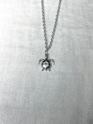 Minimalist Silver Baby Turtle - Silverhalsband med ett sköldpaddshänge på 1,3 cm. Helt rost- och nickelfritt, på en stilren 50 cm kedja