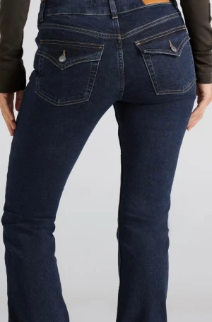 Bootcut jeans i mörkblå denim - Lågmidjade jeans från Gina, populära o slutsålda på nätet(just denna). Mörkblå färg, exakt som på första bilden! Inga deffekter, har stretch o sitter som en smäck.