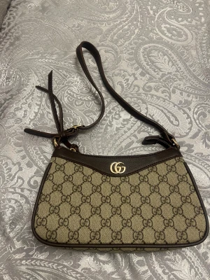 Märkes dam väska nytt skick - Säljer min dam väska märkes som ör i bästa skick