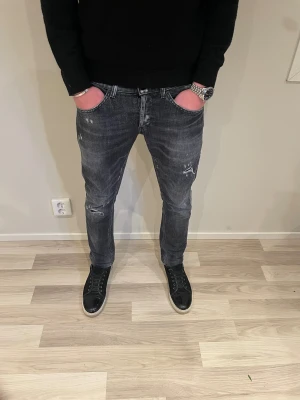 Dondup George jeans  - Dondup jeans  George! Trendigaste jeansen på marknaden. Sick 9,5/10. Ny pris 4000 kr men säljs för 599 ( modellen har original slitningar från fabrik vilket är väldigt efter traktat)