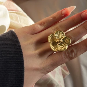 Guldig blomring från By Billgren - Superfin ring i guldton från By Billgren med en stor, detaljerad blomma som motiv. Ringen har en snygg, glansig finish och blommans kronblad är vackert strukturerade för extra effekt. Perfekt statement piece för dig som gillar unika accessoarer.