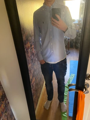 Ralph Lauren  - Snygg ljusblå skjorta från Ralph Lauren. Han på bilden är 180 cm väger 68 kg. Super bra skick/nyskick