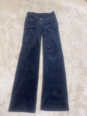 Mörkblå track pant Juicy Couture XXS - Juicy Couture track pant som ny använt ca 2-3 gånger ny pris 1200kr ingen diskussion om priset, priset är redan väldigt lågt och de e som sagt som nya
