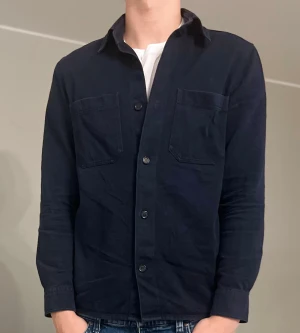 Arket Overshirt Mörkblå - Snygg Mörkblå Overshirt från Arket, 9/10 skick sitter som storlek M jag är 188 och 80kg. Pris kan förhandlas vid snabb affär!