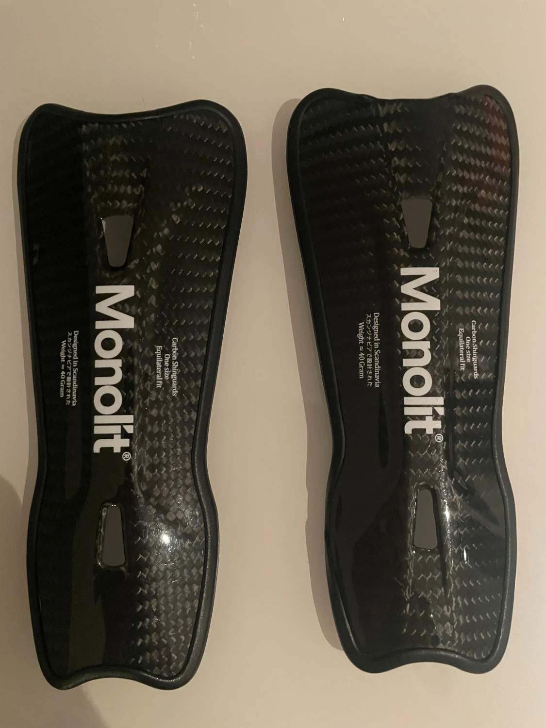 Monolit benskydd i kolfiber