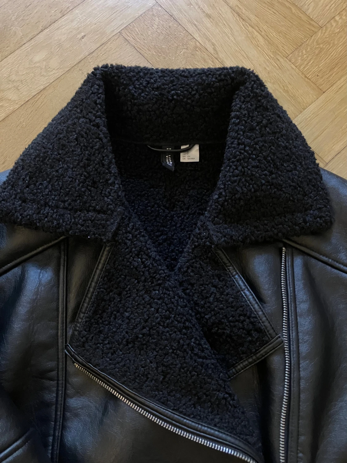 Svart teddyjacka från H&M Divided - 2