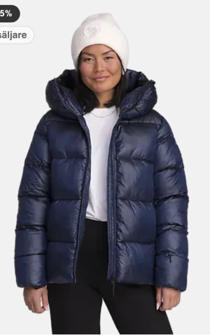 Mörkblå pufferjacka med huva - Säljer en mörkblå pufferjacka från Everest, jätte varm och skön, använd bara några gånger! 