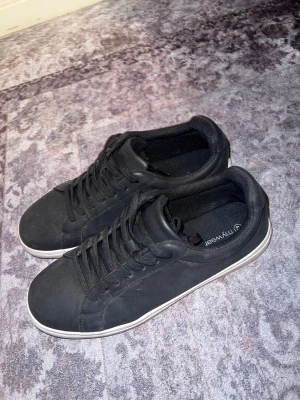 Snygga och bekväma - Säljer dessa svarta skor. Storlek 42 och i mycket bra skick