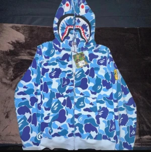 Bape hoodie  - Knappt använd. Säljs billigt vill bli av med den snabbt