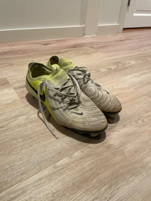 Nike phantom gx elite - Säljer nu dessa riktigt feta fotbollskor. Nike phantom GX elite. De är lagom smutsiga, men går att ta bort med rätt medel. Inga håll eller något som försämrar prestandan heller. (Köpt för cirka 2999kr). Storlek 42. Hör av er vid funderingar!😁🙌