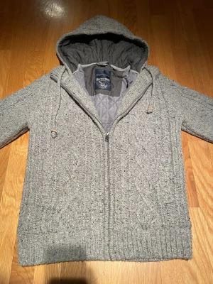 Archive stickad hoodie - Riktigt fet archive hoodie i mycket bra skick | Storlek S | Skriv vid funderingar och skicka gärna bud!