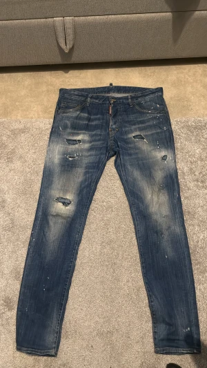 Dsquared2 Cool Guy slitna jeans blå - Jättefina dsquared cool Guy jeans. Storlek 50. Hör av er för eventuella frågor