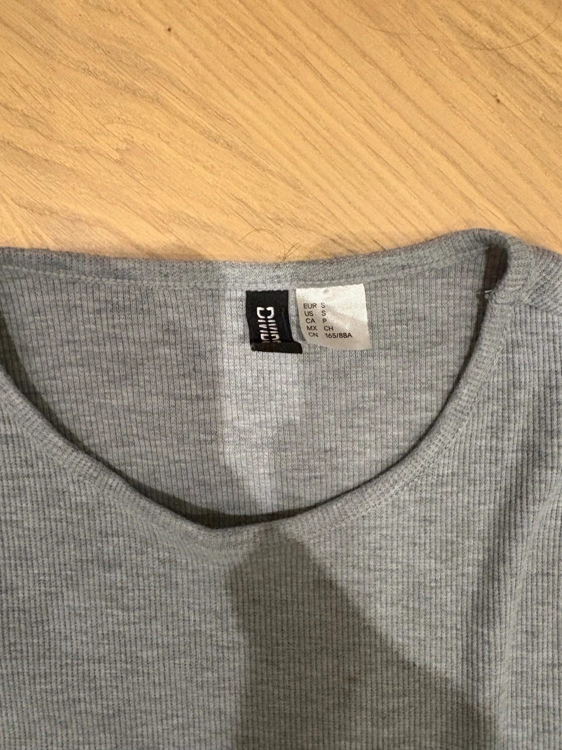 Grå ribbad kortklänning Divided - 1