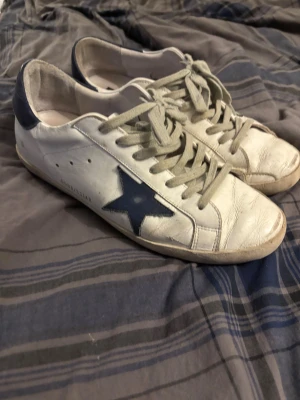 Golden Goose vita sneakers med blå stjärna - Golden Goose sneakers, ganska sletna skick 6/10 kanske. Lite missfärgningar osv ingen låda finns. BVSA
