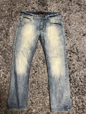 DenimLaundry ljusblå jeans 32/32 - Snygga ljusblå jeans från DenimLaundry 