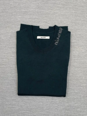 Ny Zadig & Voltaire tröja - Säljer nu denna sjukt snygga merinoull tröjan från Zadig & Voltaire! Den är sprillans ny med lapparna kvar, priset online är 3000kr! Riktigt snygg grön färg med andra små detaljer! Hör av dig vid frågor eller funderingar!