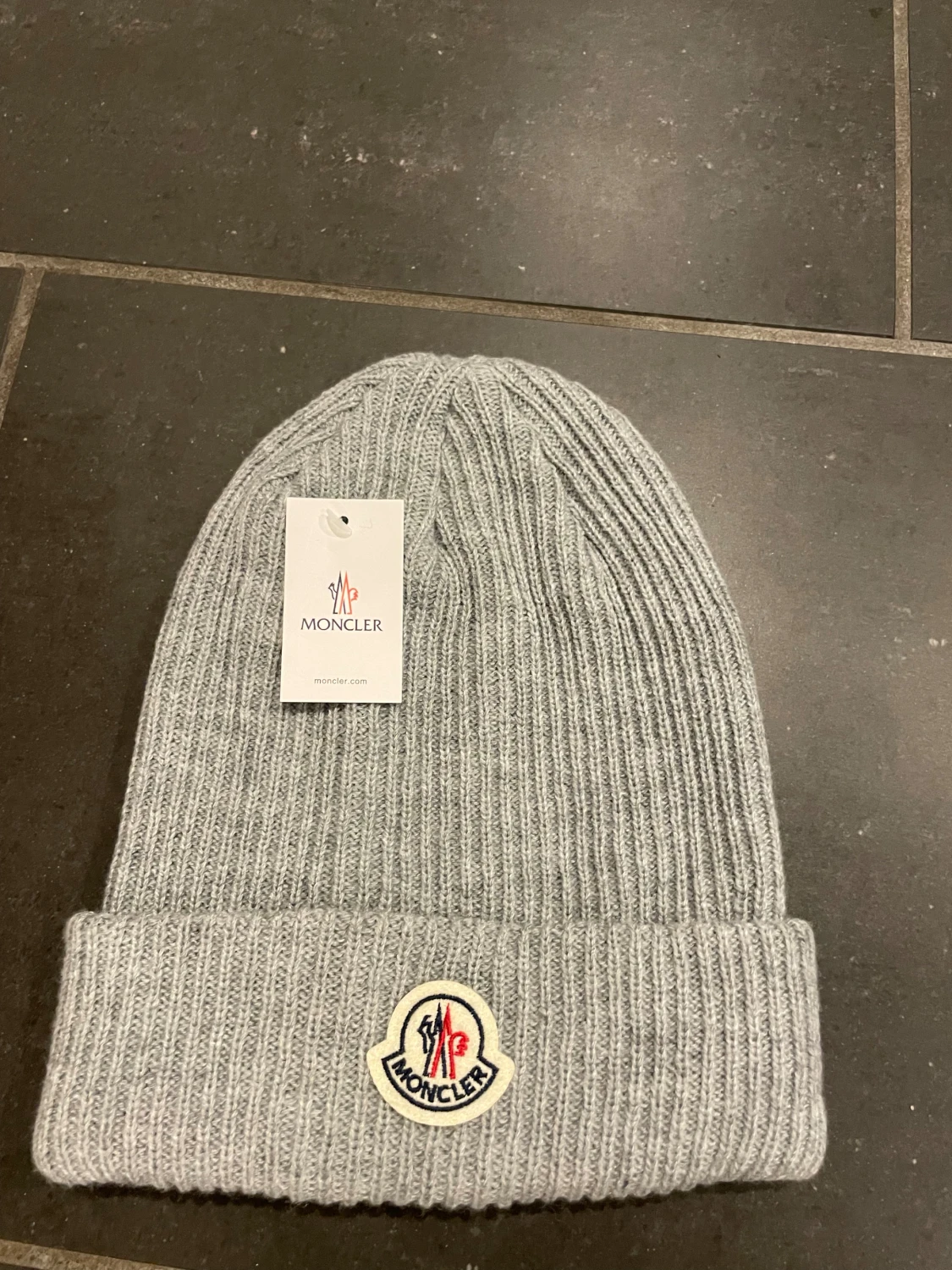 Grå ribbad Moncler mössa