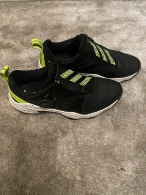 Adidas Codechaos 25 golfskor - Adidas Boost sneakers i svart med limegröna detaljer och mönstrade ränder. Skorna har en vit sula med svarta och limegröna inslag, samt en BOA-snörning för enkel justering. Ovandelen är i syntet och mesh, med dragkedja på sidan och rund tå. Perfekt för dig som gillar sportig stil. Nypris ungefär 1700, mitt pris 749. Hör av vid funderingar🙌
