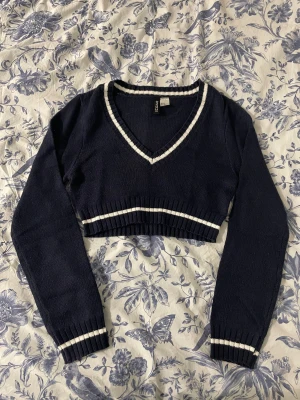 Marinblå crop top - Säljer en marinblå crop top med v-ringning.