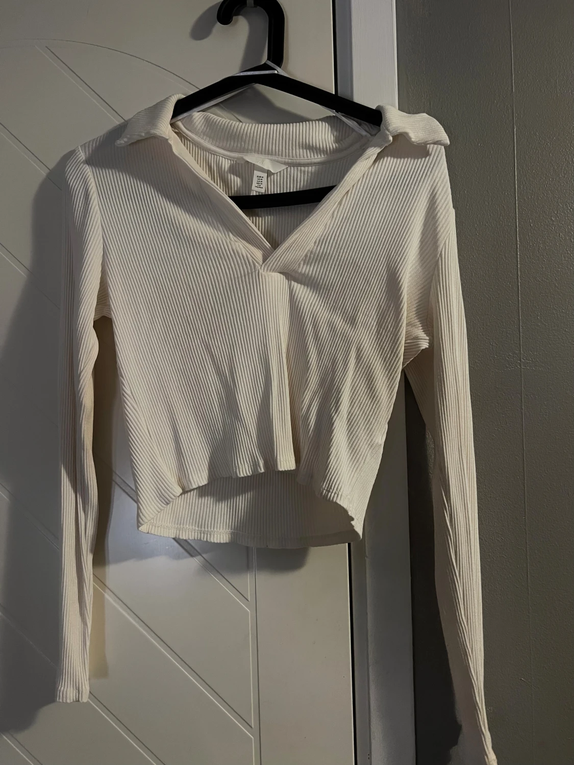 Vit ribbad croppad topp från H&M