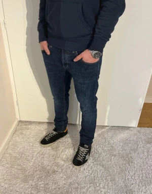 Dondup George jeans  - Dondup Jeans | skick 9/10 | Storlek 35 | Pris - 799kr | Modellen är ca 179cm lång | Hör av dig vid minsta fråga eller fundering!!