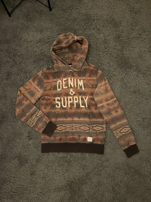 Vintage Ralph Lauren Denim & Supply hoodie  - Extremt unik och sällsynt vintage Ralph Lauren Denim & Supply hoodie. Hoodien är köpt i Ralph Lauren butik i Japan för 19 år sedan och är använd cirka 10 gånger sen dess. Storlek S men sitter som storlek M. Väldigt varm och extremt bra passform. Bild på passform finns i slutet! 