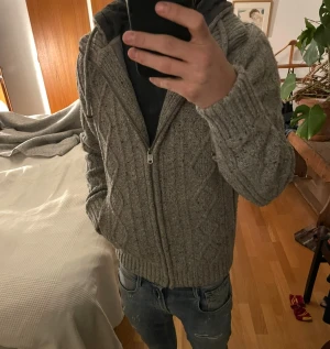 Archive stickad hoodie - Riktigt fet archive hoodie i mycket bra skick | Storlek S | Skriv vid funderingar och skicka gärna bud!