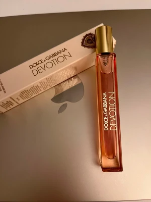 Dolce & Gabbana Devotion Intense – 10 ml Eau de Parfum (Original) - Äkta Dolce & Gabbana Devotion Intense Eau de Parfum – 10 ml travel size. En varm, krämig och feminin doft med hasselnöt, apelsinblomma och vanilj. Perfekt att ha i väskan eller som provstorlek innan man köper fullstorlek! Helt ny/oanvänd! Batchkod: 10R72AR1  En lyxig och sensuell doft som passar både till vardag och kväll. ✨
