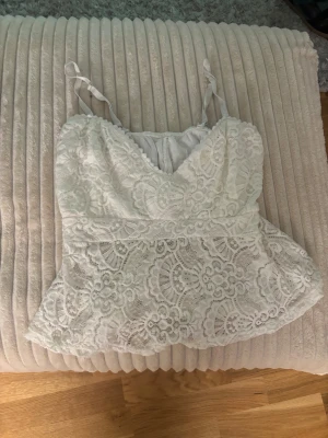 2 st tröjor - jag säljer 2st tröjor, ena bruna från h&m strl M (okänt pris) och andra spetslinnet köpt begagnad för 450 kr(okänt märke) strl S