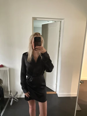 Svart satinklänning från Zara i storlek XS - Svart satinklänning från Zara, storlek XS
