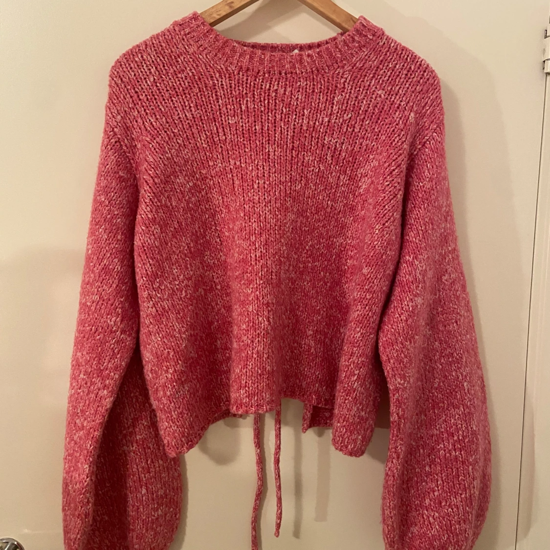 Rosa stickad tröja med öppen rygg NA-KD