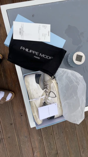 Philippe Model 44/43 - Säljer Philippe model trpx strl 44 men passar även 43! Ingår: skor dustbag låda kvitto enda defekten är ett litet hål i hälen men som absolut inte syns vid användning(kolla sista bild)