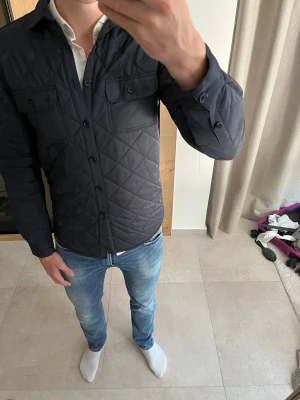 Navy blue quiltad overshirt från Jules - Säljer en blå jacka från Jules i väldigt fint skick      —————————————————————————                                                              📐| Storlek: S                                                          👖| Märke: Jules                                                      🔎 | Skick: 9/10                                                        ✍🏻 | Skriv om du har några frågor
