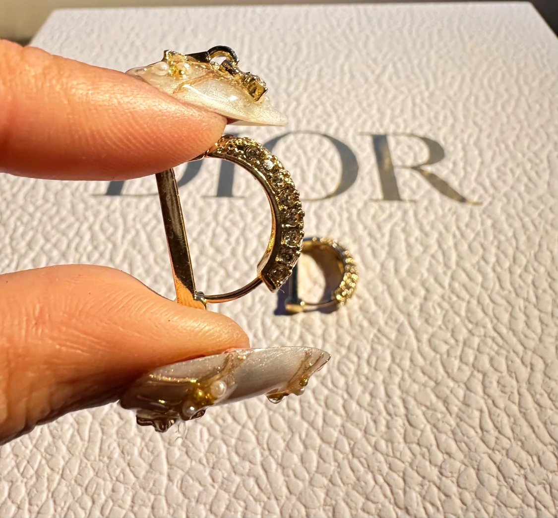 D örhängen i guld med strass - 1