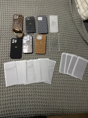 iPhone 14/15 Skal & Skärmskydd Paket - Hej!  Säljer olika privat skärmskydd (syns ej från sidan så ingen tjuvkikar på era telefoner som sitter jämte er på buss dylikt.) & olika skal till iPhone 14, 12 & 13 pro Max modeller.   Kom med bud på vilka ni vill ha. Eller 1000 för allt